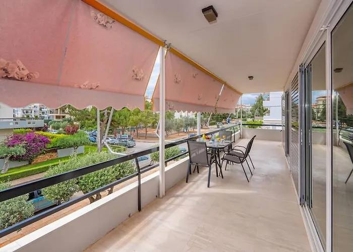 Peaceful 2 Bedroom In Glyfada Center