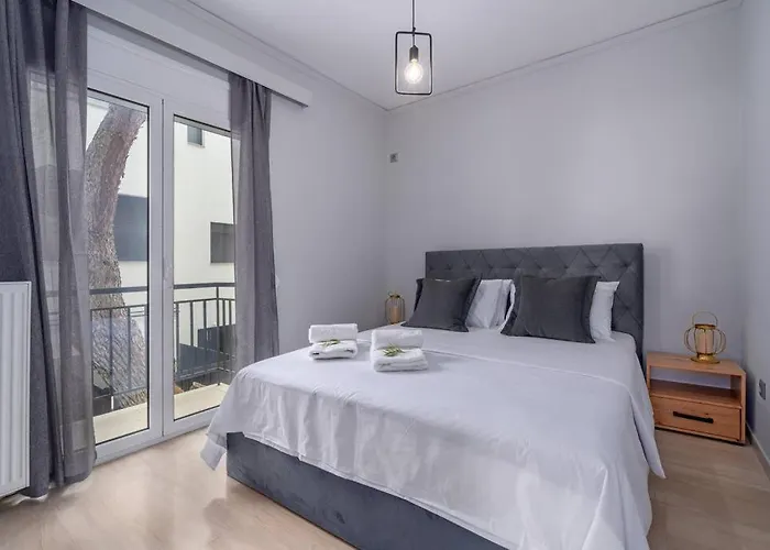 Peaceful 2 Bedroom In Glyfada Center