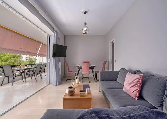 Peaceful 2 Bedroom In Glyfada Center