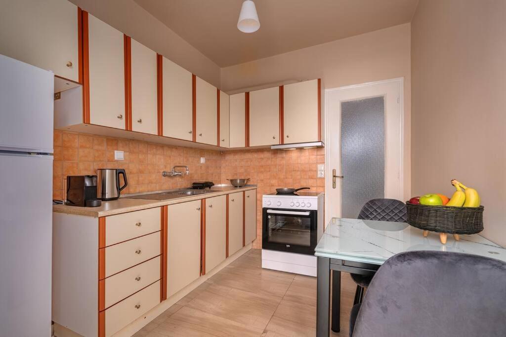 Peaceful 2 Bedroom In Glyfada Center *
