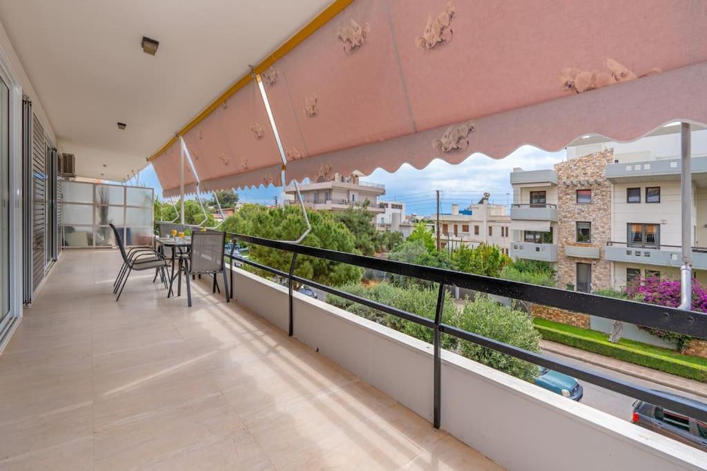 Peaceful 2 Bedroom In Glyfada Center *
