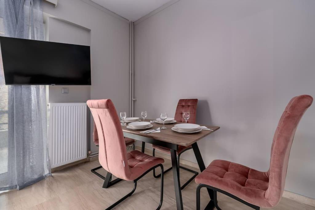 Peaceful 2 Bedroom In Glyfada Center Apartment *